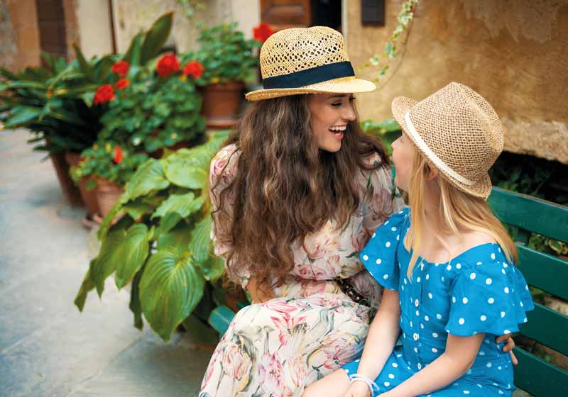 frau mit tochter und strohhüten